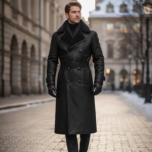 Könnte beinhalten: Ein schwarzer Ledertrenchcoat mit Schafsfellkragen, doppelreihigem Design und Gürtel. Der Mantel hat lange Ärmel, eine taillierte Passform und wird mit schwarzen Handschuhen und Stiefeln getragen. Der Mantel ist etwa 140 cm lang.