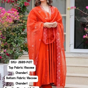 Pode incluir: Um conjunto laranja vibrante com túnica, calças e um dupatta transparente. O traje apresenta bordados delicados e uma silhueta fluida. O tecido é viscose e algodão chanderi. O texto na imagem diz "SKU- 2689-1437" e "Size: S to XXL".
