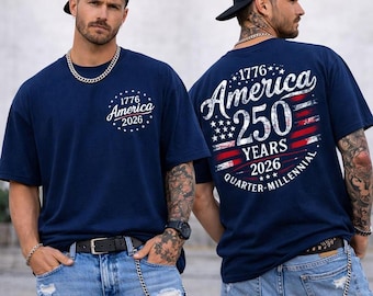 Peut inclure: T-shirt bleu marine avec texte et motif graphique blanc et rouge. Le devant affiche "1776 America 2026". Le dos présente "1776 America 250 YEARS 2026 Quarter-Millennial" dans un design patriotique.