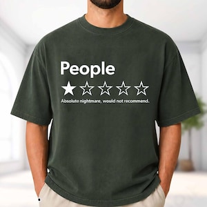 Op de afbeelding: Een donker antracietkleurig t-shirt met de witte tekst "People" boven een afbeelding van vijf sterren, waarvan alleen de eerste is ingevuld. Onder de sterren staat de witte tekst "Absolute nightmare, would not recommend."