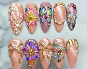 Brzoskwiniowe, kwiatowe, motylkowe paznokcie do naprasowania | Trójwymiarowa kokardka z kwiatem, perłowe złoto, chrom | Ręcznie robione, luksusowe paznokcie w kształcie migdałów | Urocze, wiosenno-letnie paznokcie | Anran