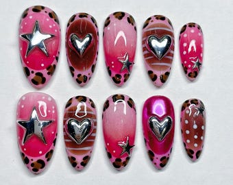 Uñas postizas rosa almendradas con efecto degradado – Corazón cromado plateado, estampado de leopardo, dijes de estrellas, uñas de lujo hechas a mano