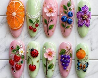 Unghie finte 3D con motivo giardino di frutta, unghie a mandorla medie, set di unghie floreali con ciliegie e bacche, unghie pastello primaverili, unghie carine fatte a mano