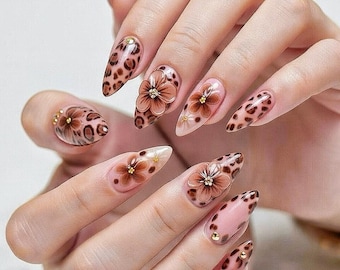 3D-bloemenpers op nagels | Stippennagels | Nagels met luipaardprint | Handgemaakte lange amandelgelnagels | Leuke chique nagelset