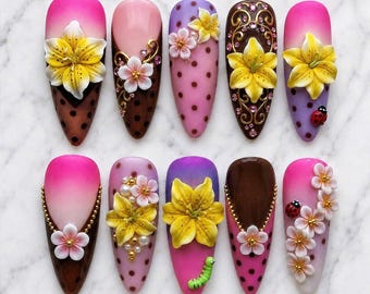 Unhas postiças com estampa de leopardo e flores 3D - Unhas longas amendoadas com pérolas e flores brancas, feitas à mão.
