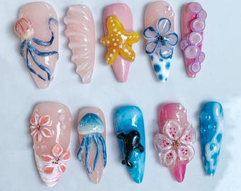 Uñas postizas almendradas medianas – Medusas, estrellas de mar y flores en 3D oceánicas, uñas veraniegas playeras, brillantes hechas a mano, uñas kawaii adorables, tendencia 2026