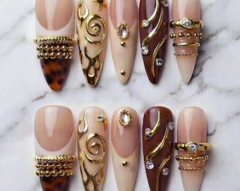 Unhas Postiças Tartaruga | Unhas 3D Cromadas Douradas com Efeito Espiral | Unhas Postiças Francesinhas Marrons | Unhas Estilete Artesanais Estilo Boho Y2K