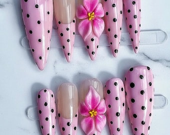 Unghie finte rosa a pois, unghie con fiori 3D, unghie civettuole e graziose, unghie lunghe a stiletto fatte a mano, unghie riutilizzabili da incollare.