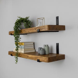 Estantería rústica industrial de madera de 120 cm (47 pulgadas), librería artesanal de roble macizo con soportes metálicos negros invertidos de estilo loft.