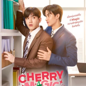 Op de afbeelding: Promotieposter voor "Cherry Magic 30", met twee mannen in pakken. De titel is in roze en rood met kersengraphics. De achtergrond bevat een boekenplank en tekst in het Thais.