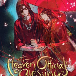 Könnte beinhalten: Das Cover von "Heaven Official's Blessings" zeigt zwei Figuren in roten Roben unter einem roten Regenschirm. Der Titel ist in goldener Schrift, mit dem Namen des Autors oben. Schmetterlinge schweben um die Figuren und erzeugen ein Fantasy-Thema.