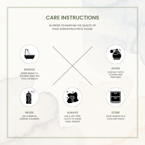 Peut inclure: Un guide d'instructions d'entretien pour les bijoux. Le texte indique : Retirer lors de la douche, du sommeil, du spa, de la piscine ou de la plage. &Eacute;viter le contact avec les lotions et les parfums. Ne jamais utiliser de nettoyants chimiques pour bijoux. Toujours utiliser un chiffon non pelucheux.