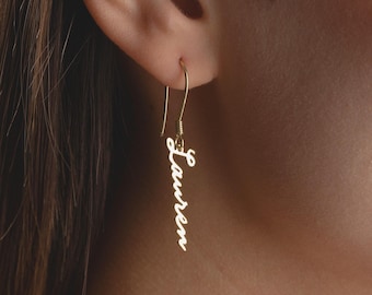 Brincos personalizados em prata de lei com nome e caligrafia.