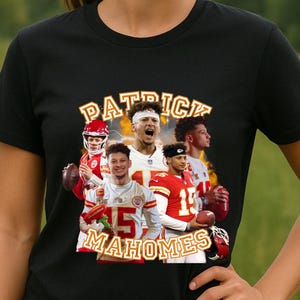 Può includere: Maglietta nera con grafica di Patrick Mahomes e la scritta "PATRICK MAHONES" in oro. La persona che indossa la maglietta è in piedi in un campo con alberi sullo sfondo.