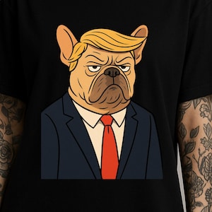 Pode incluir: Camiseta preta com um buldogue de desenho animado usando um terno azul marinho e gravata vermelha, com um penteado loiro. O design é uma representação satírica de uma figura política conhecida.