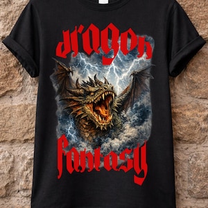 Può includere: T-shirt nera con un'illustrazione dettagliata di un drago con le ali spiegate, ambientata in un cielo tempestoso con fulmini. Le parole "dragon fantasy" sono in rosso, con caratteri gotici.