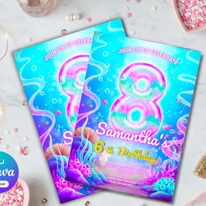 以下が含まれることがあります： 水中をテーマにした2つの誕生日招待状。招待状には、ピンクと青の大きな数字8、「サマンサの6歳の誕生日」というテキスト、サンゴや魚などの水中要素が描かれています。背景は青とターコイズのグラデーションです。