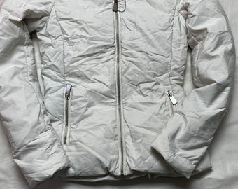 Chaqueta con forro de piel sintética de ZARA: abrigo de invierno color crema, ropa de calle minimalista y acogedora.