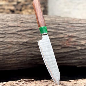Cuchillo de chef de acero damasco de cobre hecho a mano, cuchillo de cocina decorativo de acero forjado, mango de madera, resina y latón, regalo rústico para coleccionistas.