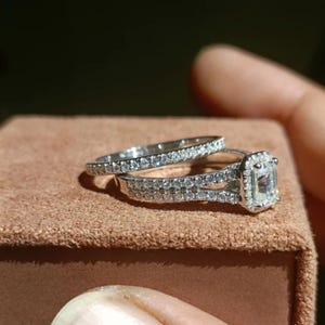 1 ct Moissanite Verlobungsring Smaragdschliff 14K Gelbgold Halo Braut Set Split Schaft Pave Ehering Set Smaragd Moissanite Ring