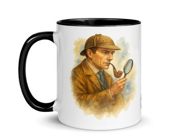 Op de afbeelding: Witte keramische mok met een zwarte handgreep en binnenkant. De mok heeft een aquarel illustratie van een man in een bruine jas en hoed, die een vergrootglas vasthoudt en een pijp rookt. De mok is een standaard maat.