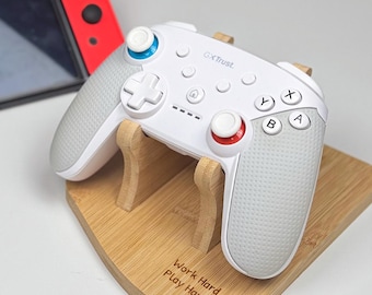 Suporte de bambu personalizado para controle – Porta-controle – Presente para filho – Tamanho PP