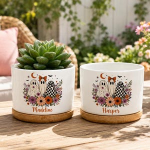 Vaso de cerâmica personalizado com nome floral, estilo vintage, com design de lua, morcego, flores silvestres e fantasmas, com base de madeira. Ideal para lembrancinhas de festa de Halloween e decoração de mesa.
