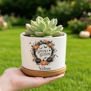 Anpassad namn Spooky Season Keramisk blomkruka, pumpakrans Fladdermusbladskruka med träbricka Halloween trädgårdspresent festfavorit