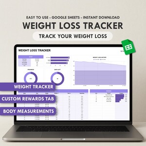 Könnte beinhalten: Ein Laptop zeigt einen Gewichtsverlust-Tracker in einer Tabellenkalkulation. Der Bildschirm zeigt Diagramme und Datentabellen mit dem Text "Weight Loss Tracker", "Weight Tracker", "Custom Rewards Tab" und "Body Measurements". Oben steht "Easy to Use - Google Sheets - Instant Download".