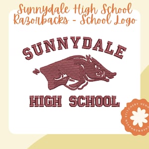 Puede incluir: Un diseño bordado que presenta el texto SUNNYDALE en un arco sobre una mascota de jabalí granate, con el texto HIGH SCHOOL debajo. El diseño está realizado en hilo granate oscuro sobre un fondo blanco, con un pequeño logotipo circular en la esquina.