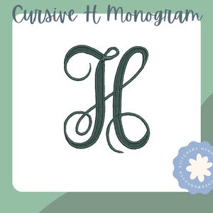 Könnte beinhalten: Ein dunkelblaugrünes, kursives Monogramm "H" auf weißem Hintergrund. Das Monogramm ist mit einer dekorativen Verzierung gestickt. Der Text "Cursive H Monogram" steht oben. Ein blau-weißes Blumenlogo befindet sich in der unteren rechten Ecke.
