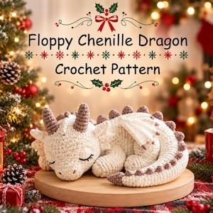 Könnte beinhalten: Ein cremefarbener gehäkelter Drache mit braunen Hörnern und Rückenstacheln, geschlossenen Augen und einem geringelten Schwanz. Der Text darüber lautet Floppy Chenille Dragon Crochet Pattern, verziert mit Stechpalmen- und Schneeflockenmotiven.