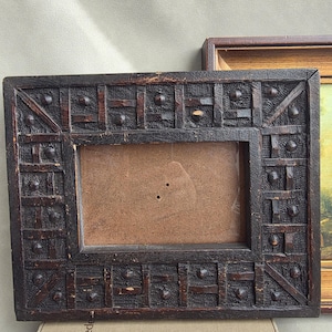 Handgeschnitzter Bilderrahmen aus Holz, geometrisches Volkskunst-Design, dunkle Oberfläche (25 x 20 cm)