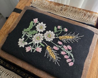 Tabouret vintage en bois, tabouret brodé à la main avec des motifs floraux, décoration rustique de style cottage
