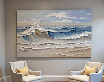 Peut inclure: Grande peinture texturée d'ondes océaniques dans des tons de bleu, blanc et beige. L'œuvre représente une scène dynamique de vagues déferlantes et une plage de sable sous un ciel bleu clair avec des nuages ​​duveteux. La peinture est exposée au-dessus de deux fauteuils.