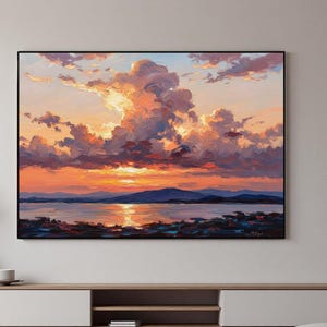 Könnte beinhalten: Ölgemälde eines Sonnenuntergangs über einem Gewässer mit einer großen Wolkenformation am Himmel. Das Kunstwerk zeigt warme Farben wie Orange, Rot und Gelb mit Andeutungen von Blau und Lila. Das Gemälde ist gerahmt.