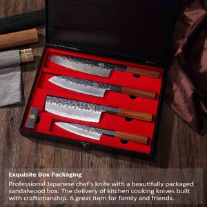 Może przedstawiać: Zestaw czterech japońskich noży szefa kuchni z drewnianymi uchwytami, prezentowany w czarnym pudełku z czerwonym wnętrzem. Noże mają teksturowane ostrza i są w pudełku z drzewa sandałowego.