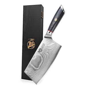 Puede incluir: Un cuchillo de cocina tipo cuchilla de acero inoxidable con una hoja estampada y un mango de madera oscura. El cuchillo está en ángulo, con un acento rojo cerca del mango y un emblema dorado en el mango. Una caja de madera negra está en el fondo.