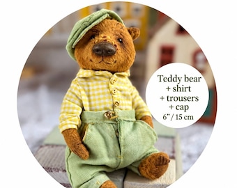 Op de afbeelding: Een PDF-patroon voor een teddybeer van 15 cm met een geel-wit geruit overhemd, een lichtgroene broek en een bijpassende groene pet. De tekst op de afbeelding luidt PDF PATTERN en Teddy bear + shirt + trousers + cap 6" / 15 cm.