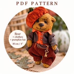 Könnte beinhalten: Ein PDF-Schnittmuster für einen 10 cm großen Bären mit Kürbishut, orangefarbenem Hemd, dunkelbrauner Weste und Cordhose. Der Bär trägt einen kleinen goldfarbenen Schlüssel am Gürtel. Der Text lautet PDF PATTERN, Bear + clothes + pumpkin hat, 10 cm / 4".