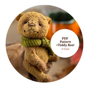 Peut inclure: Un ours en peluche brun fait à la main portant une écharpe rayée verte et jaune. L'ours mesure environ 11 cm de haut. L'image contient le texte "PDF Pattern +Teddy Bear".