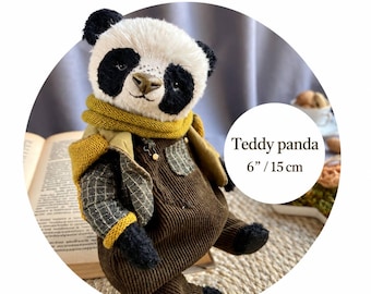 Op de afbeelding: Een panda teddybeer met zwart-witte vacht, gekleed in een mosterdgele gebreide sjaal en een bruine corduroy tuinbroek over een geruit overhemd. De tekst luidt PDF PATTERN en Teddy panda 15 cm.