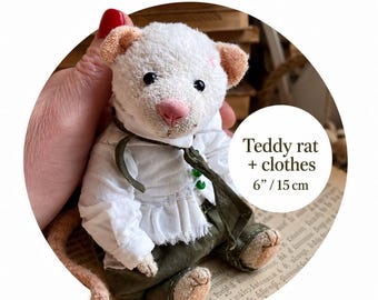 Op de afbeelding: Een witte pluche rat knuffel met een roze neus, gekleed in een wit overhemd met kraag en een olijfgroene broek. De tekst luidt PDF PATTERN en Teddy rat + clothes 15 cm. Het speelgoed heeft kleine oren en een lange staart, 15 cm groot.