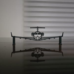 Può includere: Un cartello in legno fatto a mano con la scritta "Welcome to our home" in stile scritto a mano. Il cartello è dipinto di bianco con una finitura invecchiata e un bordo marrone scuro. Adatto per uso interno o esterno.