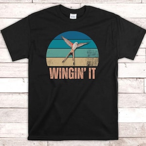 Wingin' It Wingspan-inspirerad t-shirt | Rolig fågelbrädspelst-shirt | Gåva för vingspannsspelare | Brädspelsälskare-t-shirt
