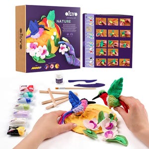 Può includere: Un kit artigianale per realizzare colibrì in argilla. Il kit include argilla di vari colori, strumenti e istruzioni. La scatola presenta una scultura di colibrì finita con la scritta "NATURE".