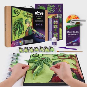 Può includere: Un kit manga di arte sensoriale con una scatola con un'illustrazione manga. Il kit include tubi di vernice, un pennello e un cartello "Non disturbare" che dice "STAY BACK, MORTAL! Art ninja at work."