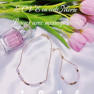 Peut inclure: Un ensemble collier et bracelet dorés avec des perles roses et des accents en code Morse. L'image comprend le texte "LOVE en code Morse, Bijoux avec message secret" et un flacon de parfum, avec des tulipes roses et des feuilles vertes en arrière-plan.