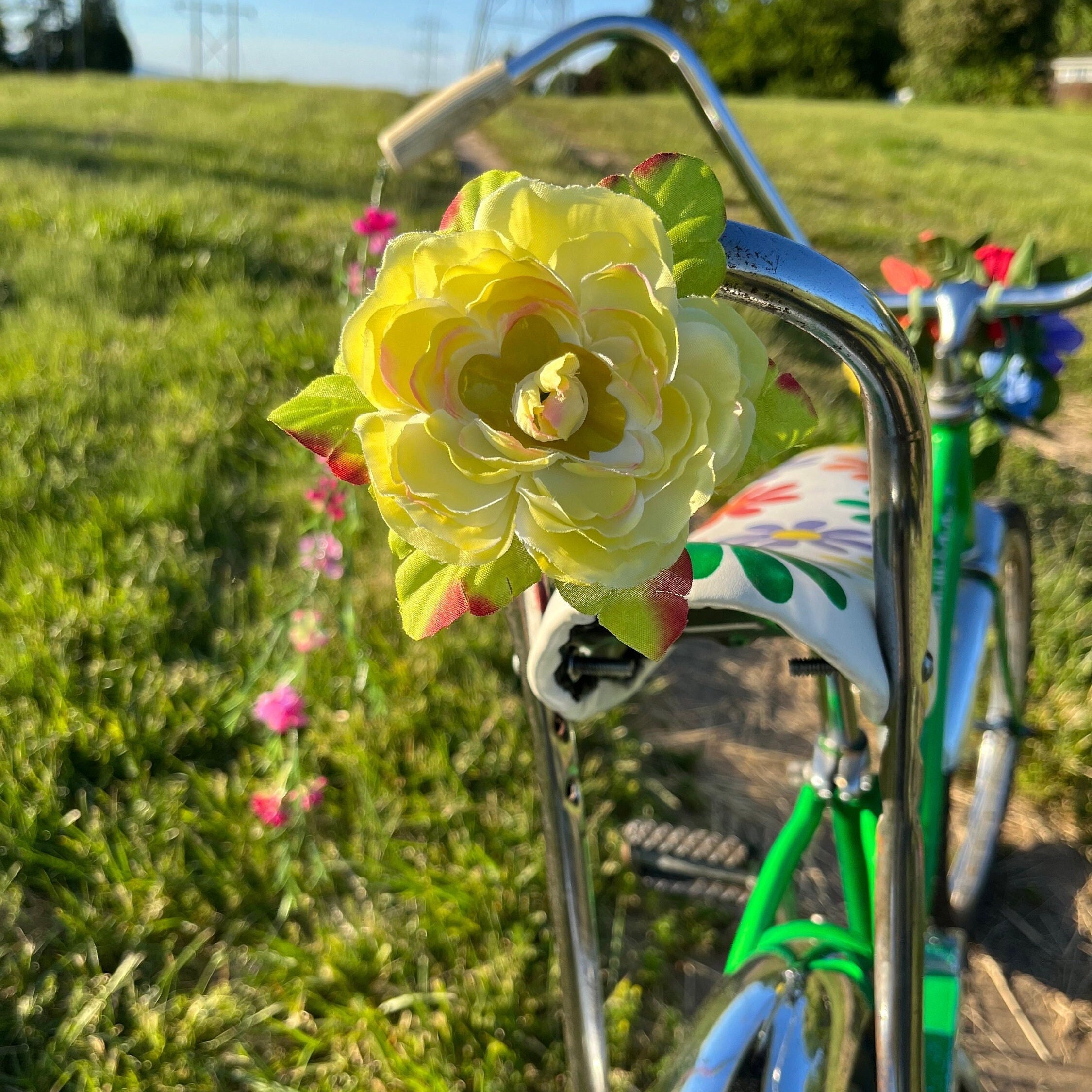 Rear reflector, reflective flower, yellow bike accessory