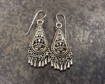 Silberne filigrane Kronleuchter-Ohrringe mit Ohrhaken aus Sterlingsilber und Herzdetail. Boho-Ohrhänger. Tolles Geschenk!